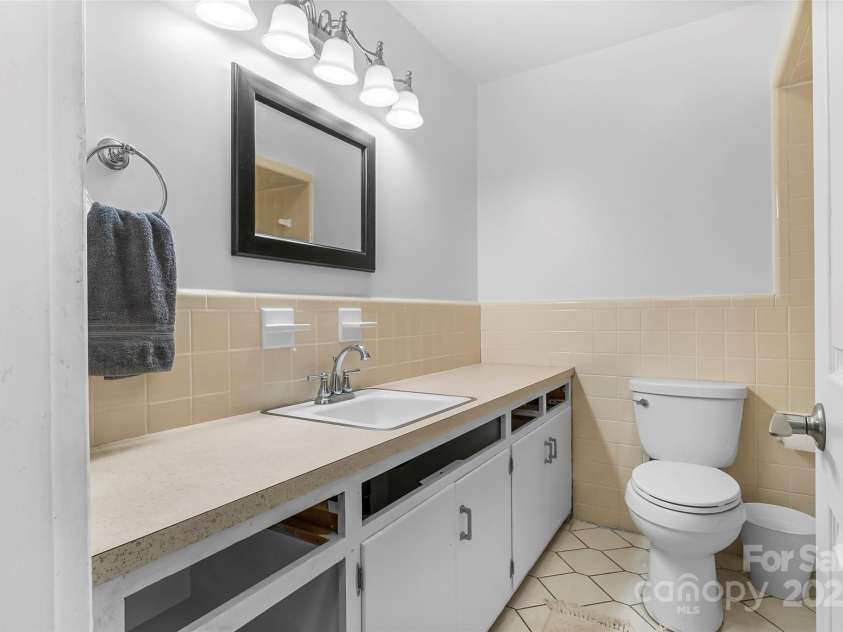 1089 20th Avenue Drive, Hickory, NC 28601.  MLS# CAR4276353, YatesRealty ID 27520. Hall Bath