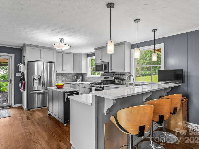 1089 20th Avenue Drive, Hickory, NC 28601.  MLS# CAR4276353, YatesRealty ID 27520. Kitchen and Breakfast Bar