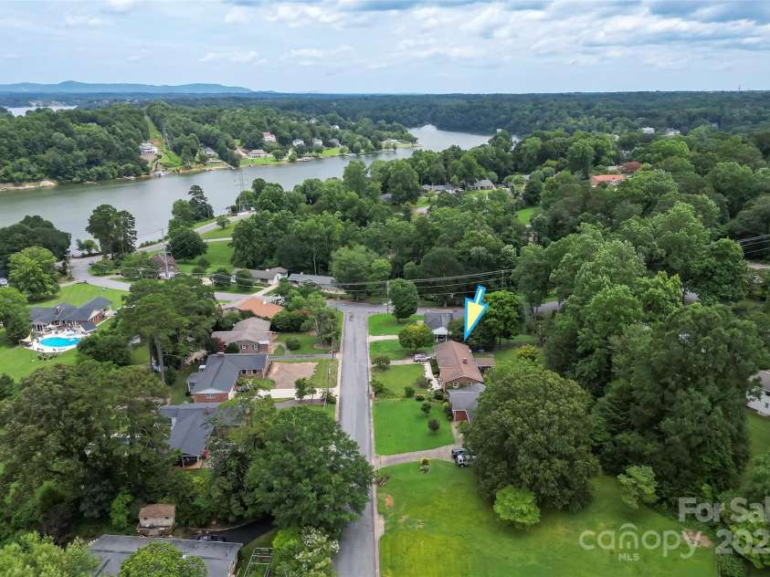 1089 20th Avenue Drive, Hickory, NC 28601.  MLS# CAR4276353, YatesRealty ID 27520. Lake Hickory is just steps away!