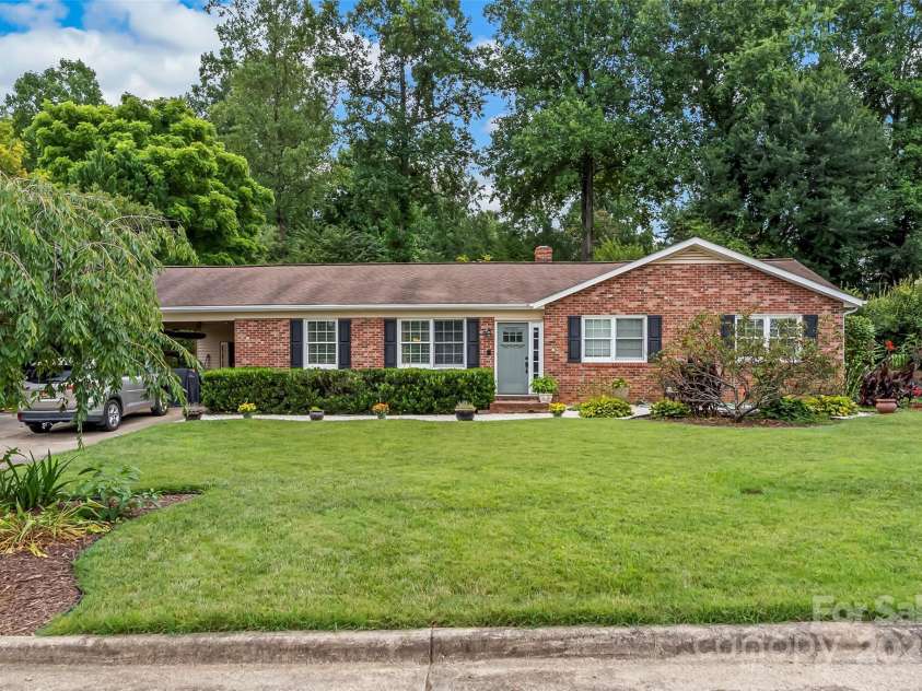 1089 20th Avenue Drive, Hickory, NC 28601.  MLS# CAR4276353, YatesRealty ID 27520. Landscaped Front Yard