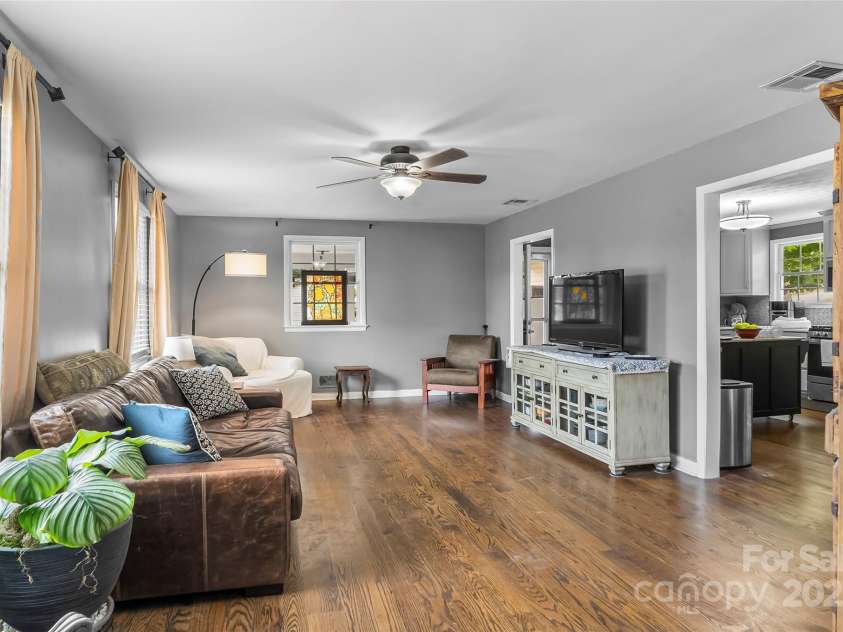 1089 20th Avenue Drive, Hickory, NC 28601.  MLS# CAR4276353, YatesRealty ID 27520. Living Room