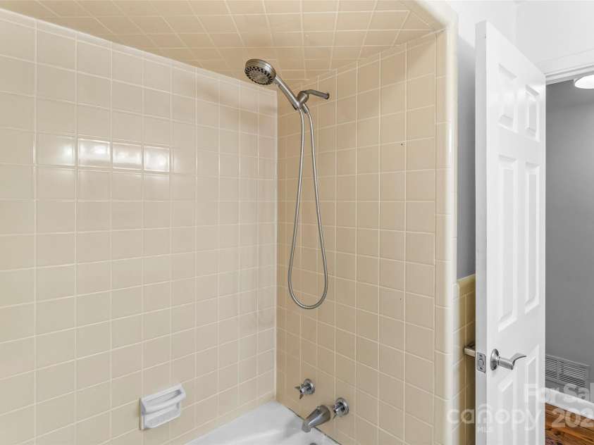 1089 20th Avenue Drive, Hickory, NC 28601.  MLS# CAR4276353, YatesRealty ID 27520. Shower/Tub combo with tiled surround in Hall Bath