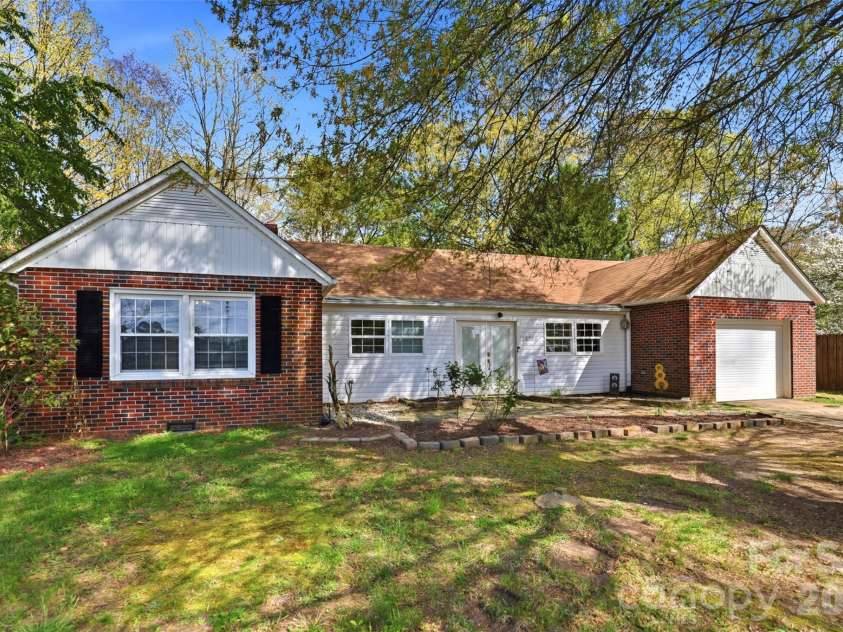 2670 Olivers Cross Road, Newton, NC 28658.  MLS# CAR4365512, YatesRealty ID 27521. 