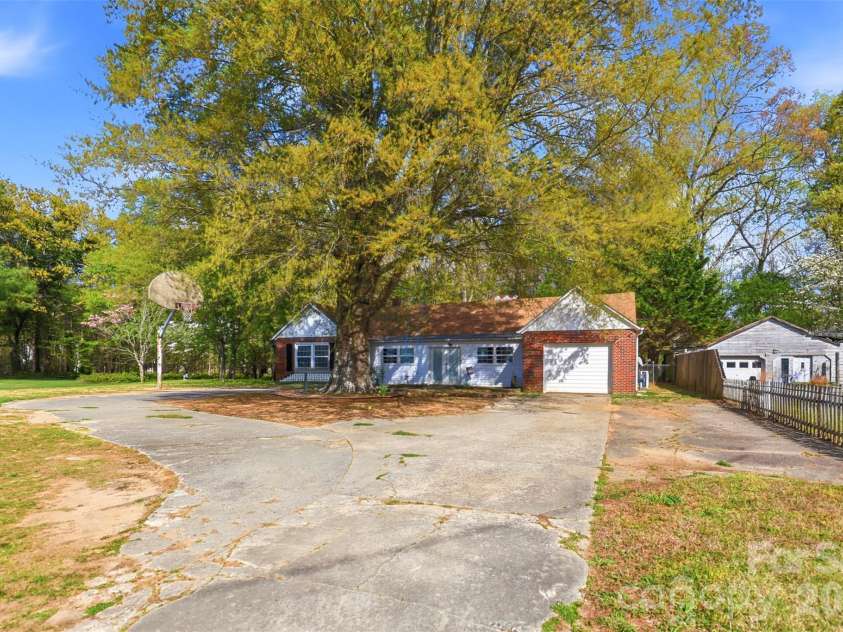 2670 Olivers Cross Road, Newton, NC 28658.  MLS# CAR4365512, YatesRealty ID 27521. 