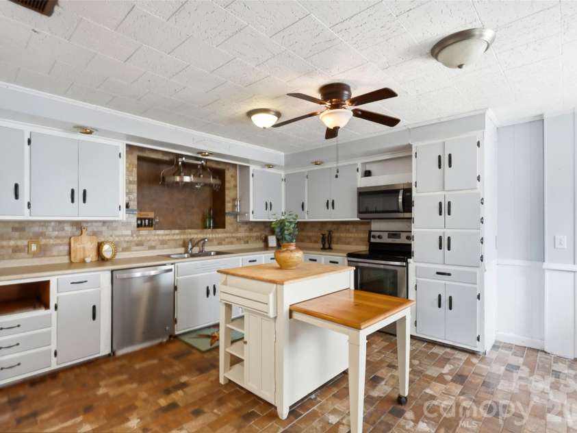 2670 Olivers Cross Road, Newton, NC 28658.  MLS# CAR4365512, YatesRealty ID 27521. 