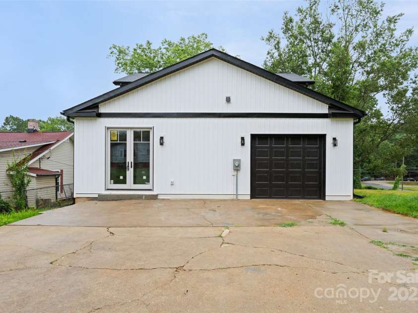 1076 Henderson Street, Marion, NC 28752.  MLS# CAR4265053, YatesRealty ID 27526. 