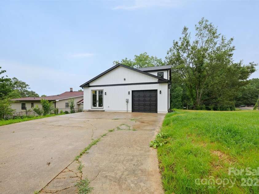 1076 Henderson Street, Marion, NC 28752.  MLS# CAR4265053, YatesRealty ID 27526. 