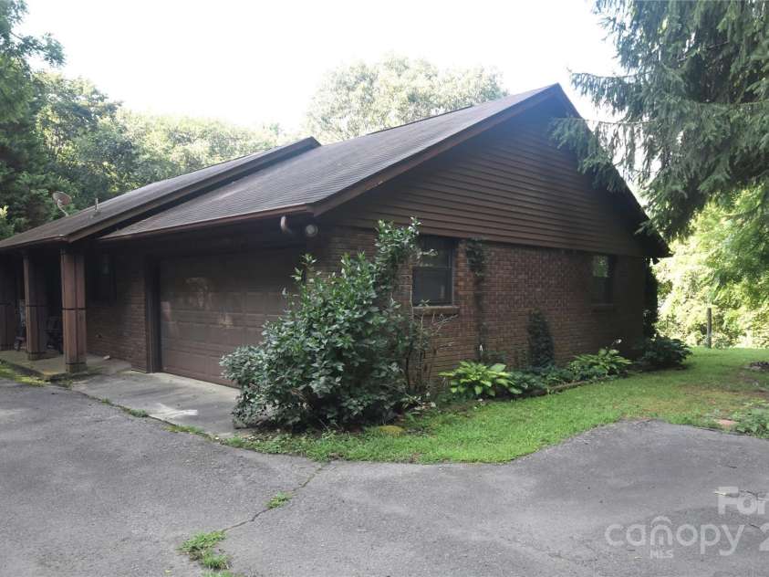 501 Locust Grove Drive, Waynesville, NC 28785.  MLS# CAR4282099, YatesRealty ID 27527. Main level double garage