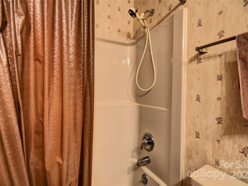 501 Locust Grove Drive, Waynesville, NC 28785.  MLS# CAR4282099, YatesRealty ID 27527. Tub/shower in the hall bath