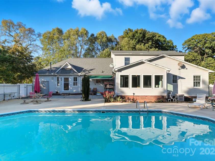 207 Milford Drive, Salisbury, NC 28144.  MLS# CAR4309559, YatesRealty ID 2753. 