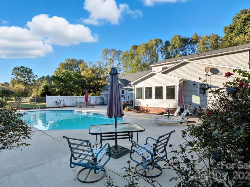 207 Milford Drive, Salisbury, NC 28144.  MLS# CAR4309559, YatesRealty ID 2753. 