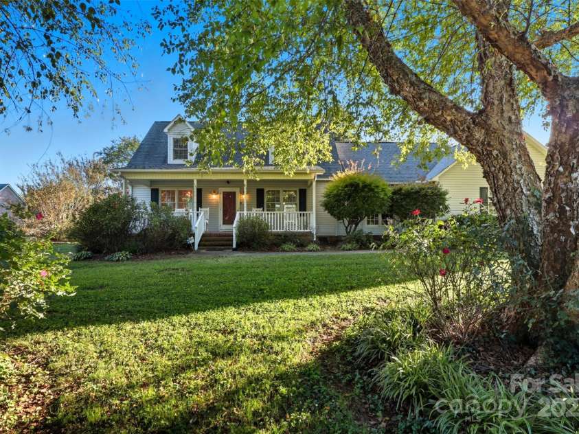 207 Milford Drive, Salisbury, NC 28144.  MLS# CAR4309559, YatesRealty ID 2753. 