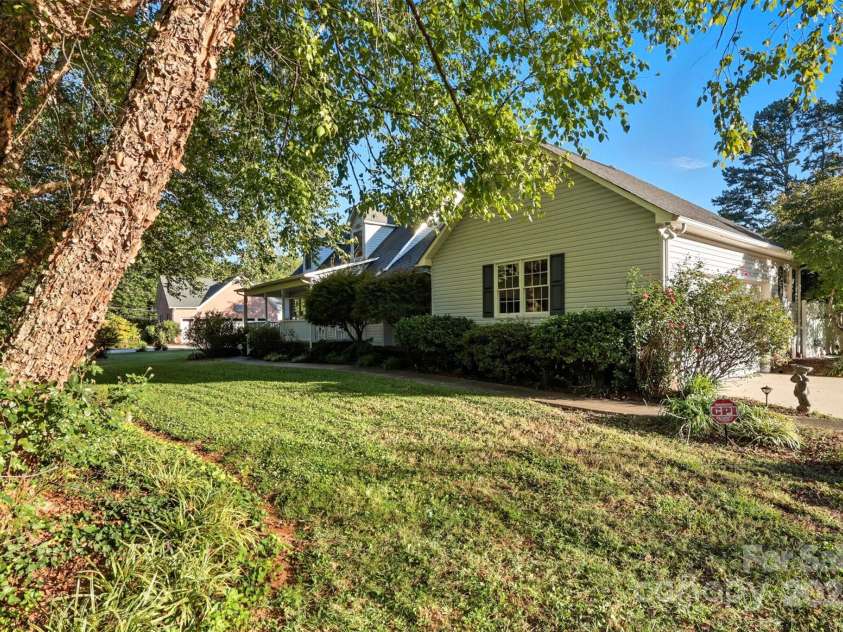 207 Milford Drive, Salisbury, NC 28144.  MLS# CAR4309559, YatesRealty ID 2753. 