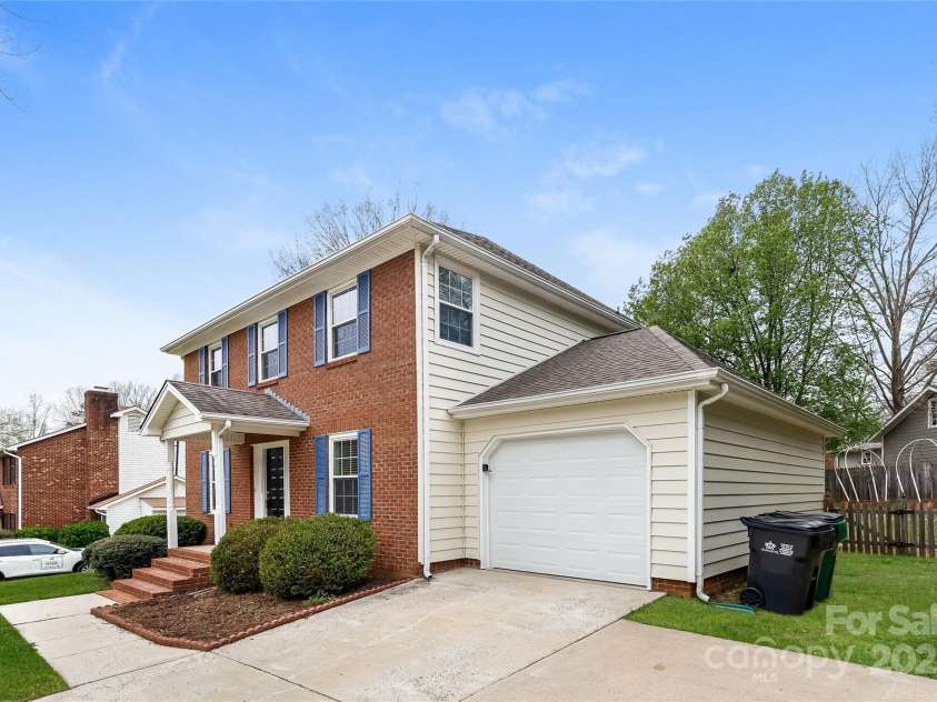 8749 Rittenhouse Circle, Charlotte, NC 28270.  MLS# CAR4280554, YatesRealty ID 27531. 
