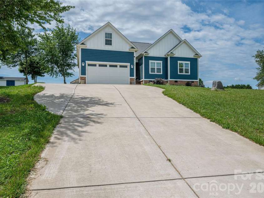 2725 Eagle Drive, Lincolnton, NC 28092.  MLS# CAR4387152, YatesRealty ID 27532. 
