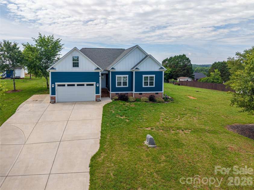 2725 Eagle Drive, Lincolnton, NC 28092.  MLS# CAR4387152, YatesRealty ID 27532. Oversized driveway with parking on left side of garage for boat or trailer etc