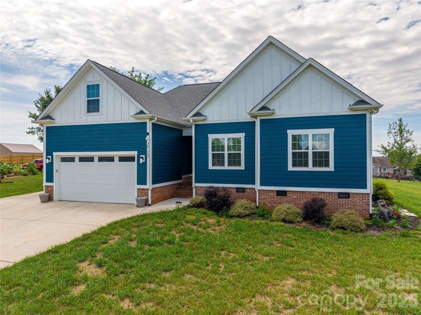 2725 Eagle Drive, Lincolnton, NC 28092.  MLS# CAR4387152, YatesRealty ID 27532. Welcome to 2725 Eagle Drive