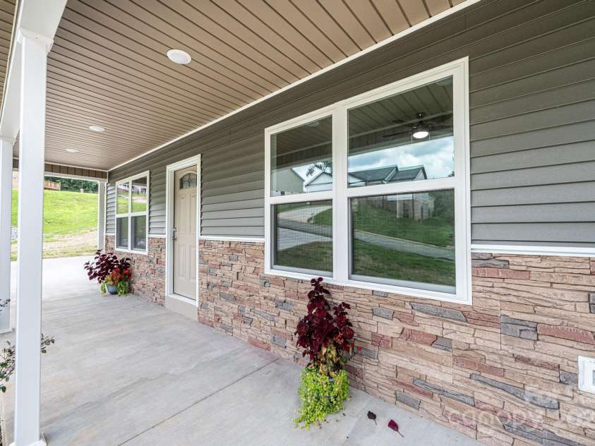 1214 Winter Place, Lenoir, NC 28645.  MLS# CAR4293301, YatesRealty ID 27534. 