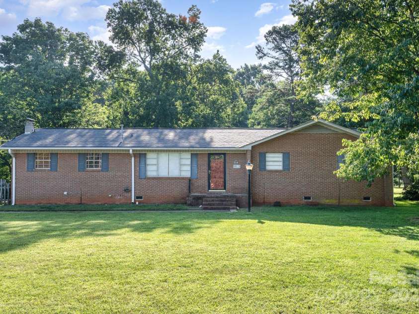 1901 Gemway Drive, Charlotte, NC 28216.  MLS# CAR4282044, YatesRealty ID 27538. 