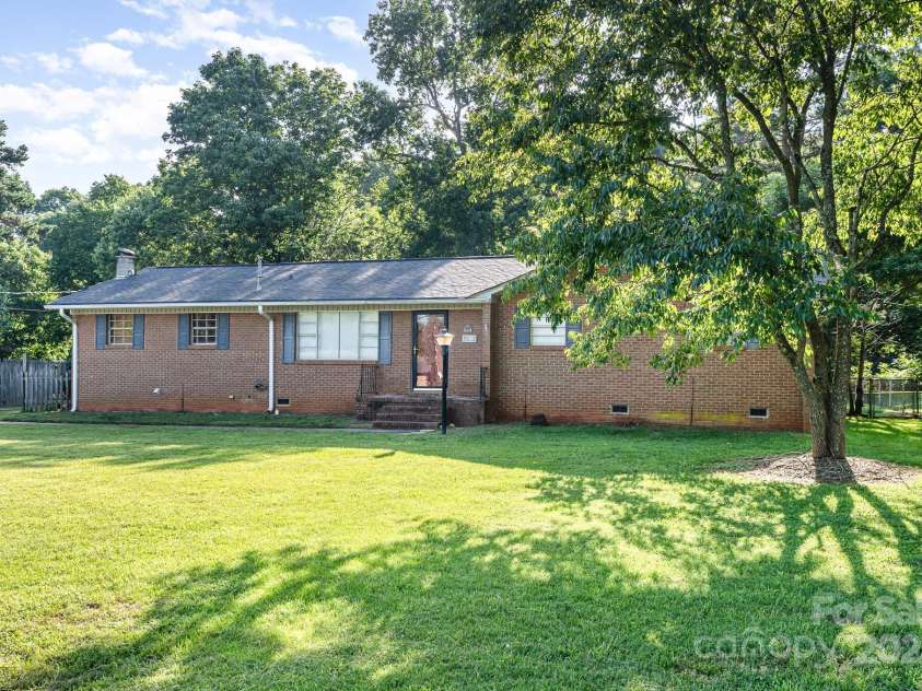 1901 Gemway Drive, Charlotte, NC 28216.  MLS# CAR4282044, YatesRealty ID 27538. 