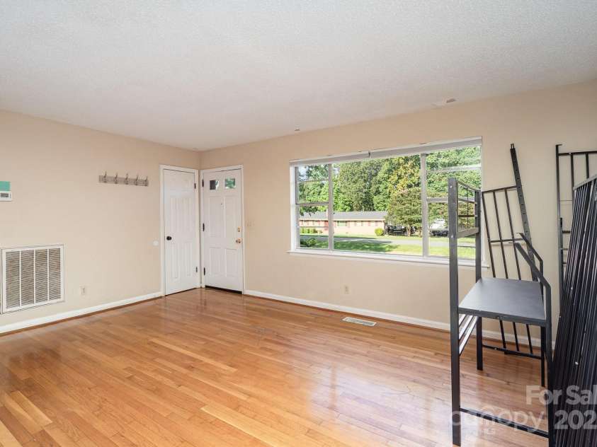 1901 Gemway Drive, Charlotte, NC 28216.  MLS# CAR4282044, YatesRealty ID 27538. 