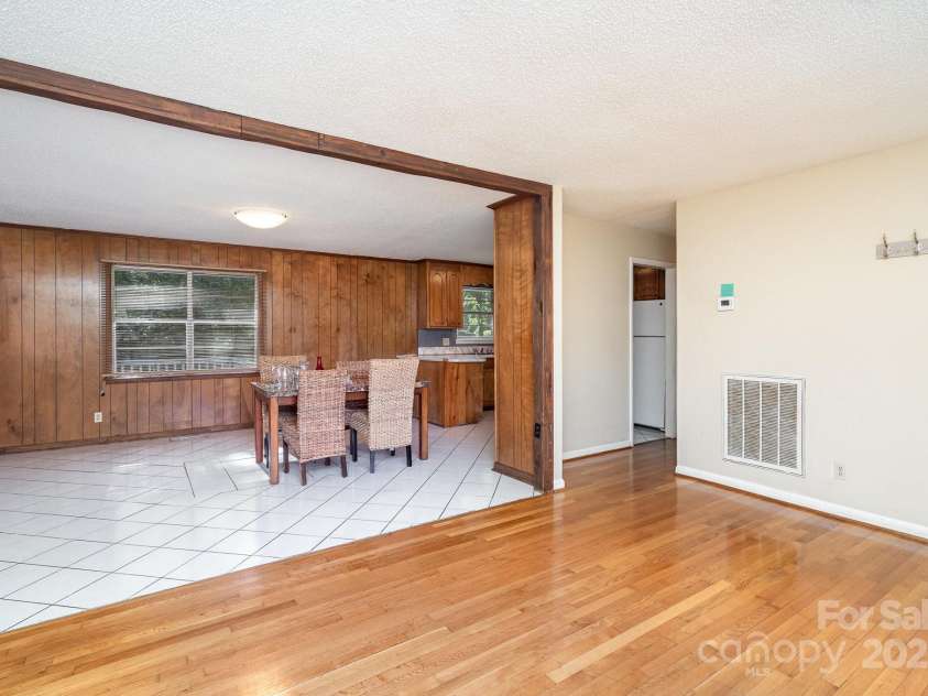 1901 Gemway Drive, Charlotte, NC 28216.  MLS# CAR4282044, YatesRealty ID 27538. 