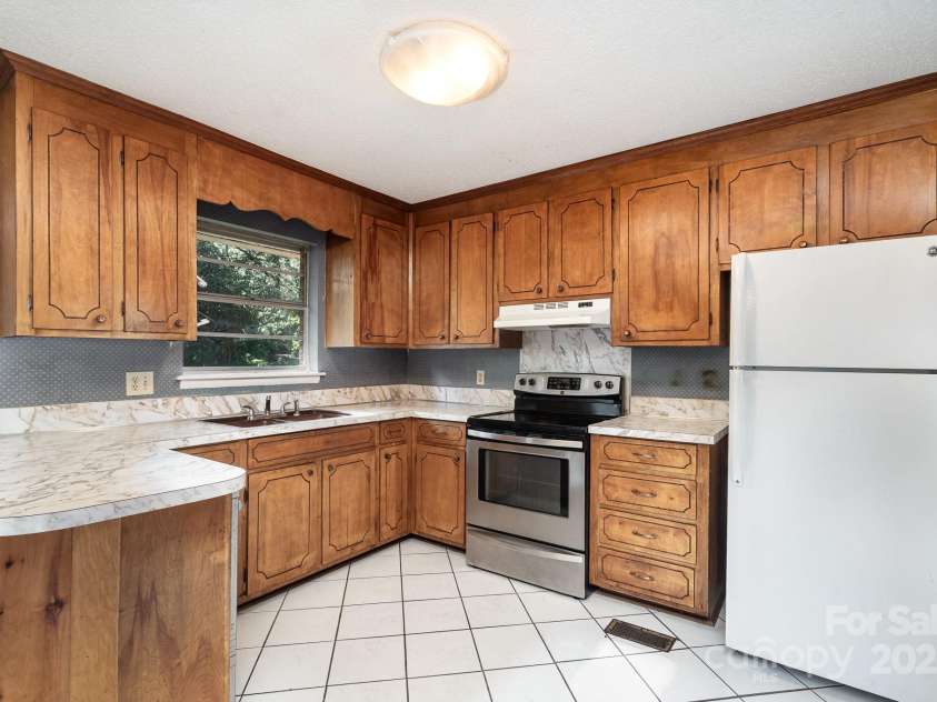 1901 Gemway Drive, Charlotte, NC 28216.  MLS# CAR4282044, YatesRealty ID 27538. 