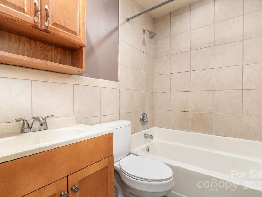 1901 Gemway Drive, Charlotte, NC 28216.  MLS# CAR4282044, YatesRealty ID 27538. 