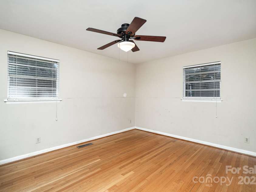 1901 Gemway Drive, Charlotte, NC 28216.  MLS# CAR4282044, YatesRealty ID 27538. 