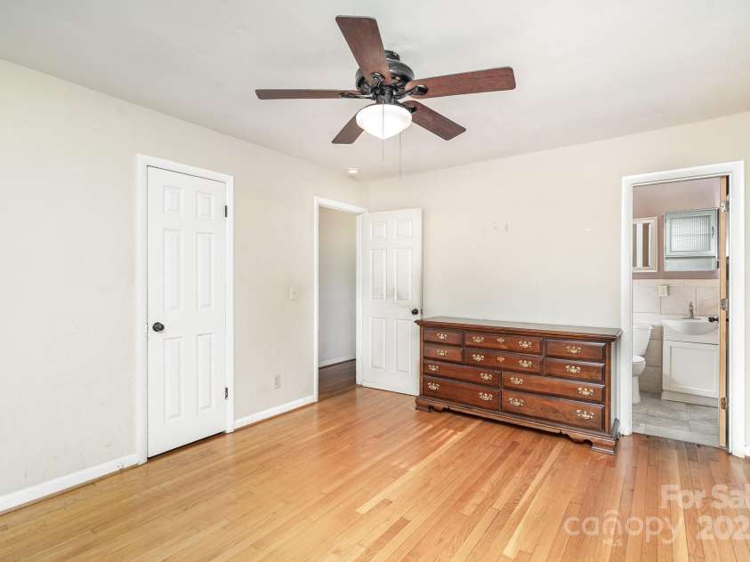 1901 Gemway Drive, Charlotte, NC 28216.  MLS# CAR4282044, YatesRealty ID 27538. 