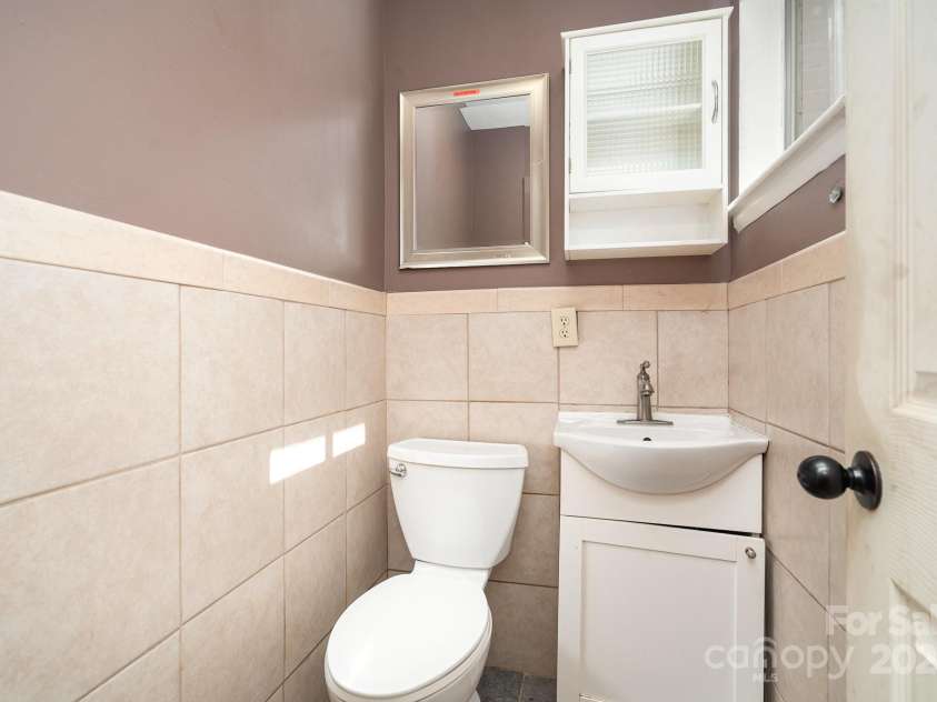 1901 Gemway Drive, Charlotte, NC 28216.  MLS# CAR4282044, YatesRealty ID 27538. 