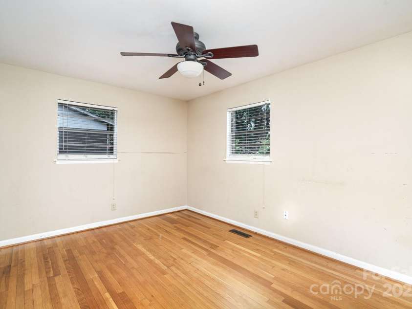 1901 Gemway Drive, Charlotte, NC 28216.  MLS# CAR4282044, YatesRealty ID 27538. 