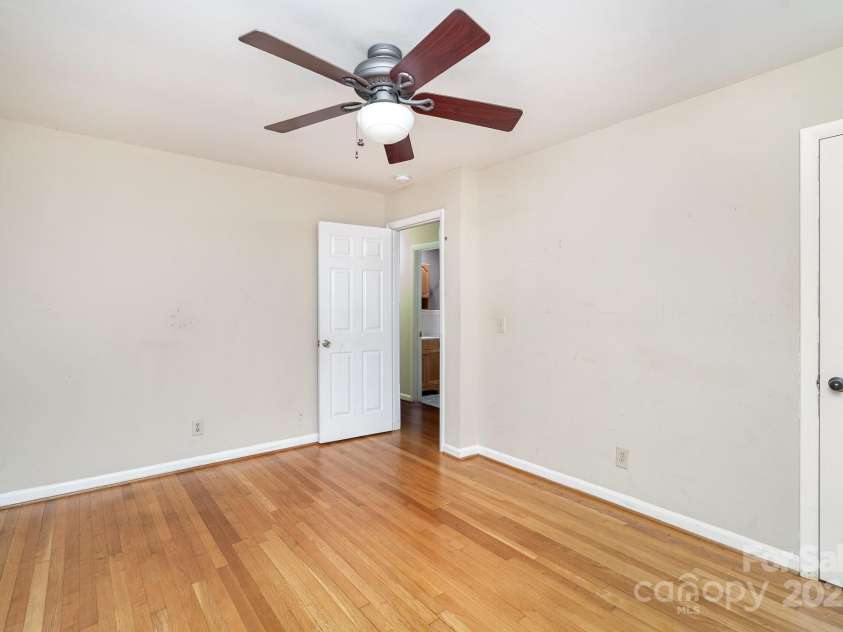 1901 Gemway Drive, Charlotte, NC 28216.  MLS# CAR4282044, YatesRealty ID 27538. 