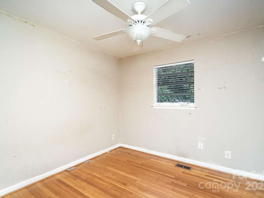 1901 Gemway Drive, Charlotte, NC 28216.  MLS# CAR4282044, YatesRealty ID 27538. 