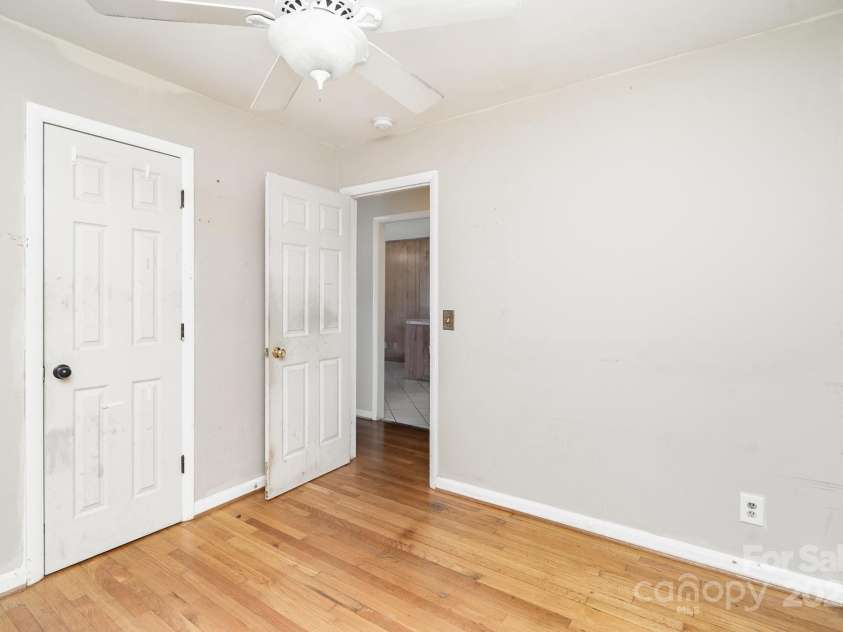 1901 Gemway Drive, Charlotte, NC 28216.  MLS# CAR4282044, YatesRealty ID 27538. 