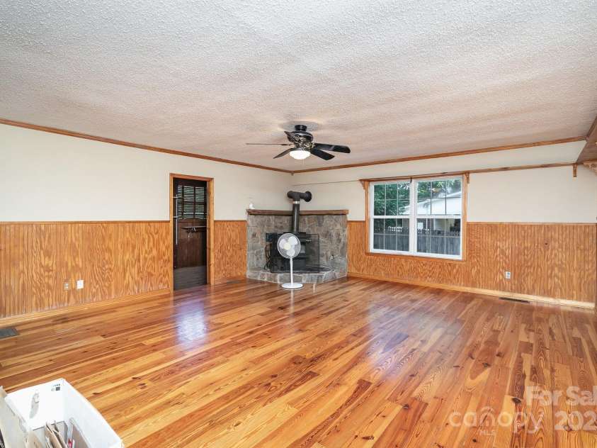 1901 Gemway Drive, Charlotte, NC 28216.  MLS# CAR4282044, YatesRealty ID 27538. 