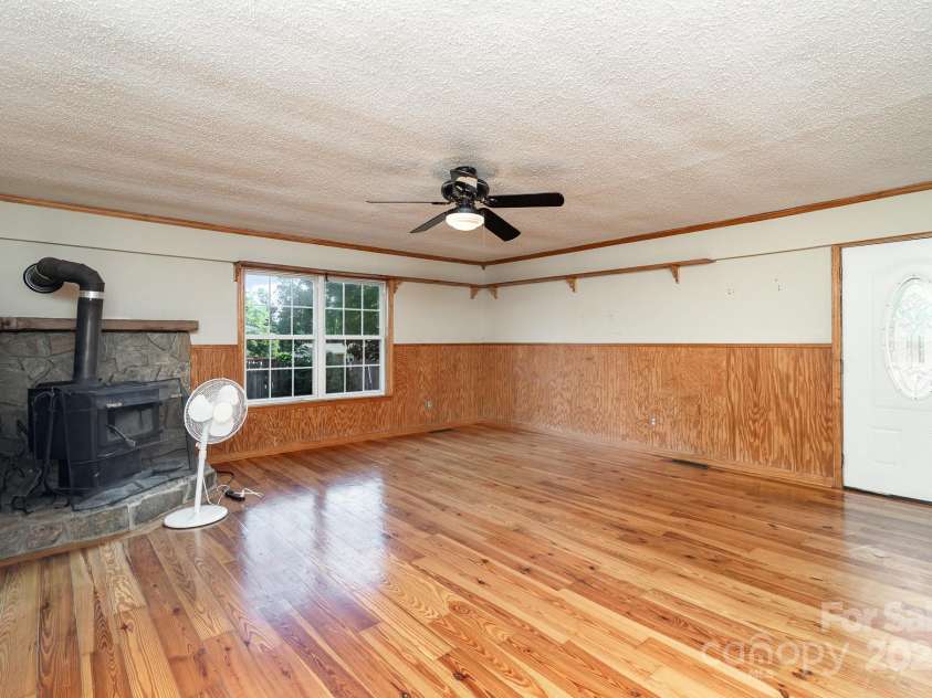 1901 Gemway Drive, Charlotte, NC 28216.  MLS# CAR4282044, YatesRealty ID 27538. 