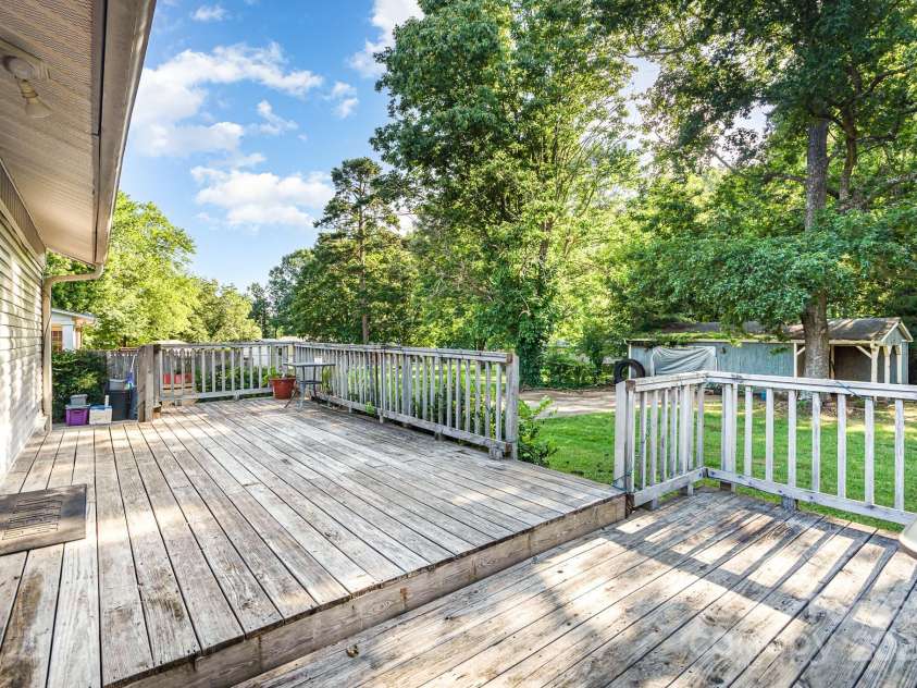 1901 Gemway Drive, Charlotte, NC 28216.  MLS# CAR4282044, YatesRealty ID 27538. 