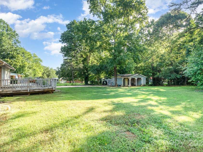 1901 Gemway Drive, Charlotte, NC 28216.  MLS# CAR4282044, YatesRealty ID 27538. 