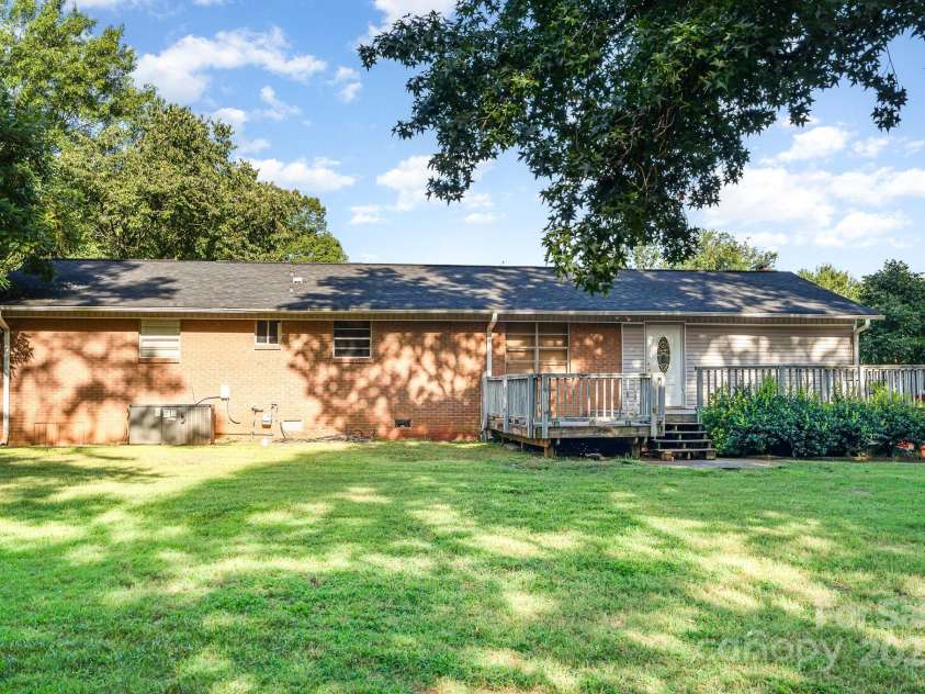 1901 Gemway Drive, Charlotte, NC 28216.  MLS# CAR4282044, YatesRealty ID 27538. 