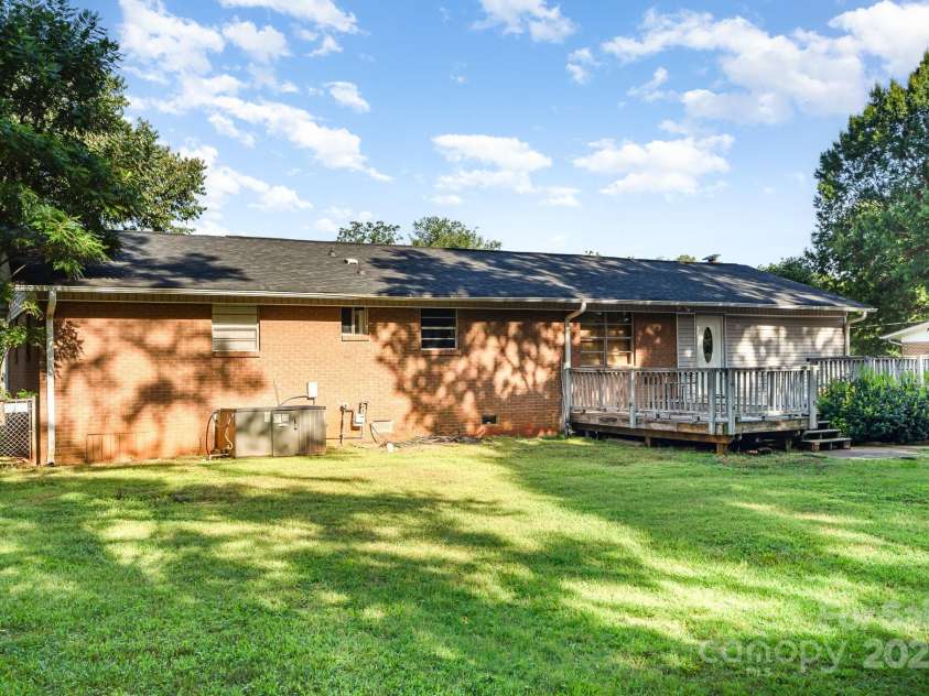 1901 Gemway Drive, Charlotte, NC 28216.  MLS# CAR4282044, YatesRealty ID 27538. 