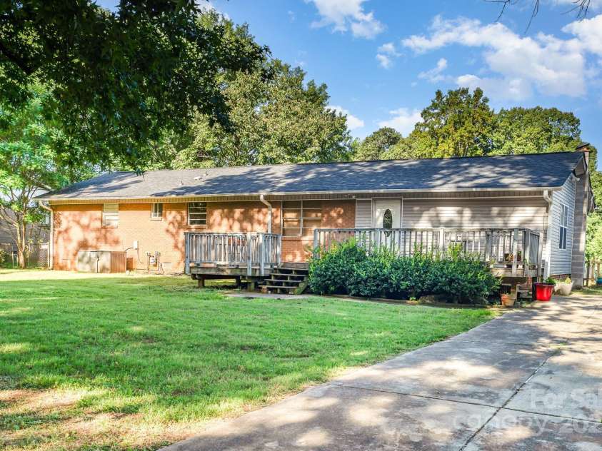 1901 Gemway Drive, Charlotte, NC 28216.  MLS# CAR4282044, YatesRealty ID 27538. 