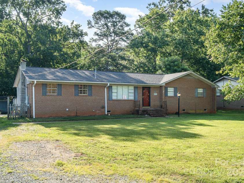 1901 Gemway Drive, Charlotte, NC 28216.  MLS# CAR4282044, YatesRealty ID 27538. 