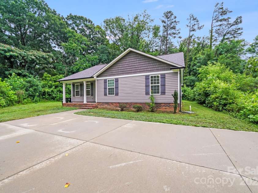 671 Sylvan Street, Concord, NC 28025.  MLS# CAR4276317, YatesRealty ID 27539. 