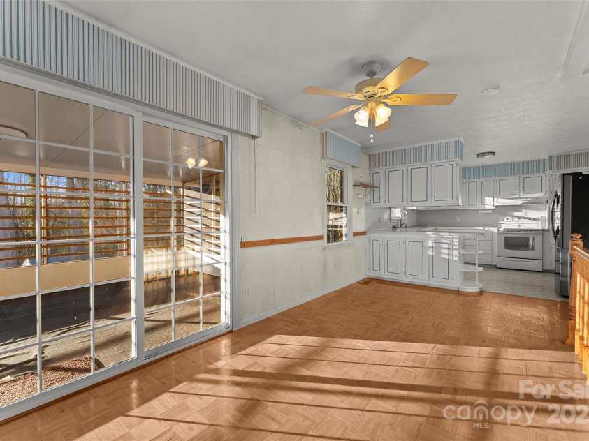 123 Castleton Lane, Hendersonville, NC 28791.  MLS# CAR4237756, YatesRealty ID 2754. Eat in area & access to screened porch