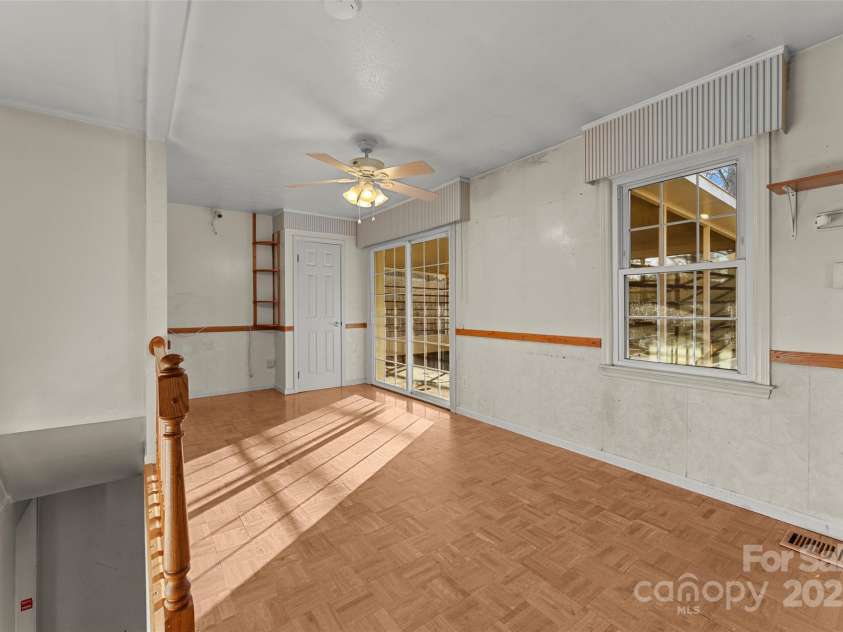 123 Castleton Lane, Hendersonville, NC 28791.  MLS# CAR4237756, YatesRealty ID 2754. Eat in Kitchen