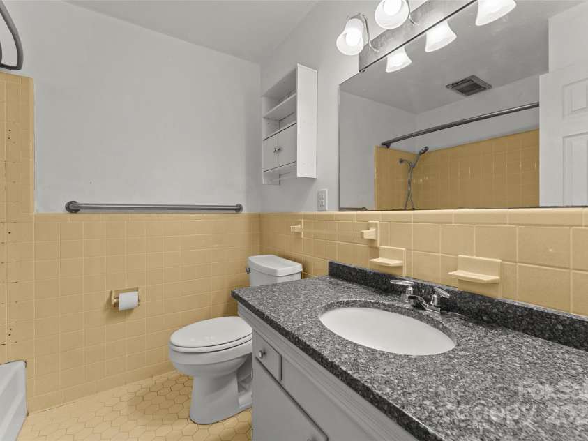 123 Castleton Lane, Hendersonville, NC 28791.  MLS# CAR4237756, YatesRealty ID 2754. Full bath