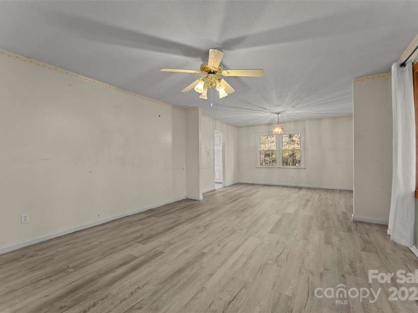 123 Castleton Lane, Hendersonville, NC 28791.  MLS# CAR4237756, YatesRealty ID 2754. Great Room