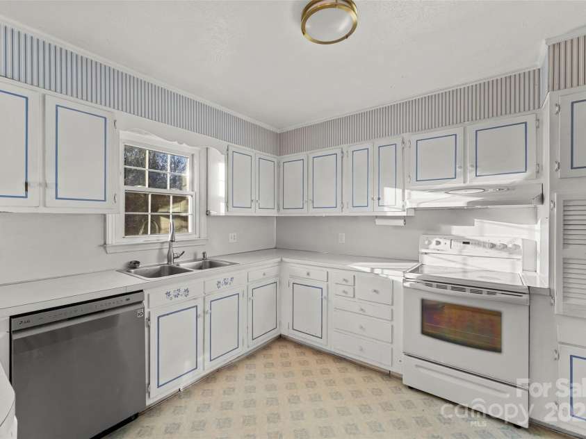 123 Castleton Lane, Hendersonville, NC 28791.  MLS# CAR4237756, YatesRealty ID 2754. Kitchen w/ Stainless dishwasher, refrigerator, White oven/range, orignial cabinets