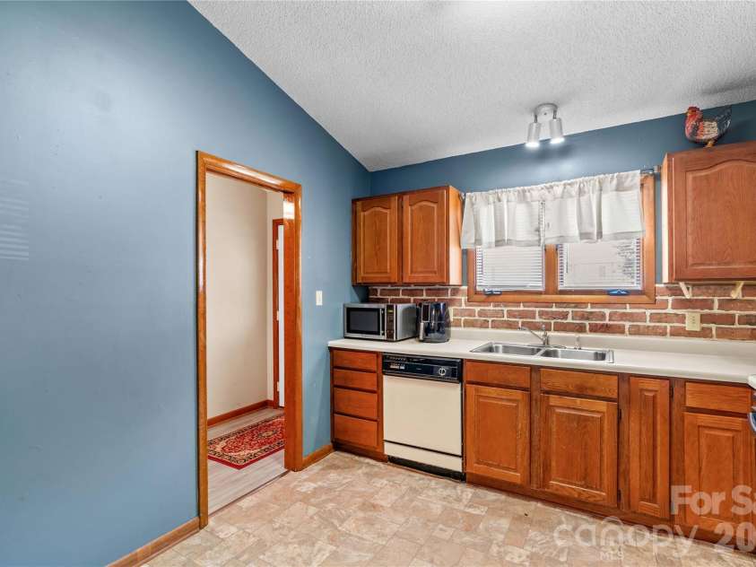 1404 Wellington Hills Circle, Salisbury, NC 28147.  MLS# CAR4383791, YatesRealty ID 27540. Kitchen has vaulted ceiling and solid cabinetry.